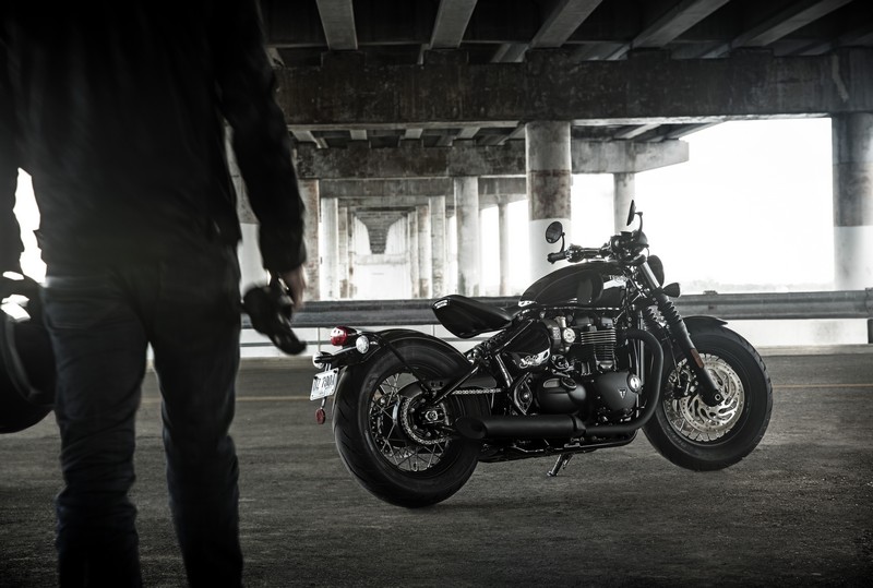 triumph bonneville bobber black 18