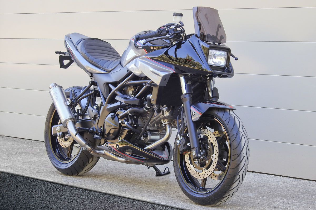 SV650 TANTO 3 QUARTS AVANT LOGO