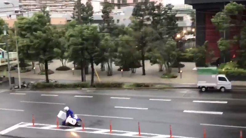 japan riding in typhoon 800