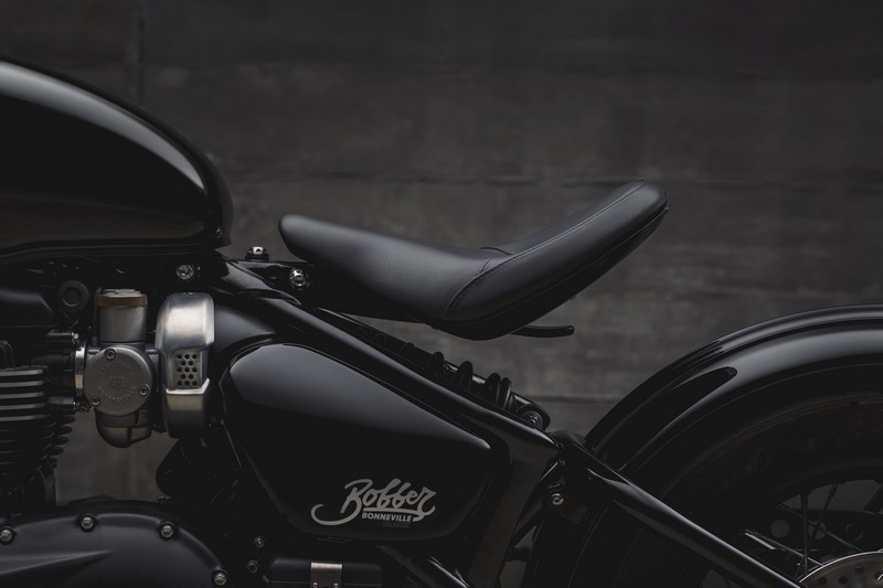 triumph bonneville bobber black 2