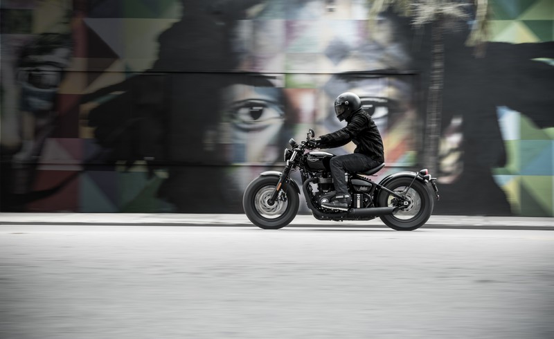triumph bonneville bobber black 24
